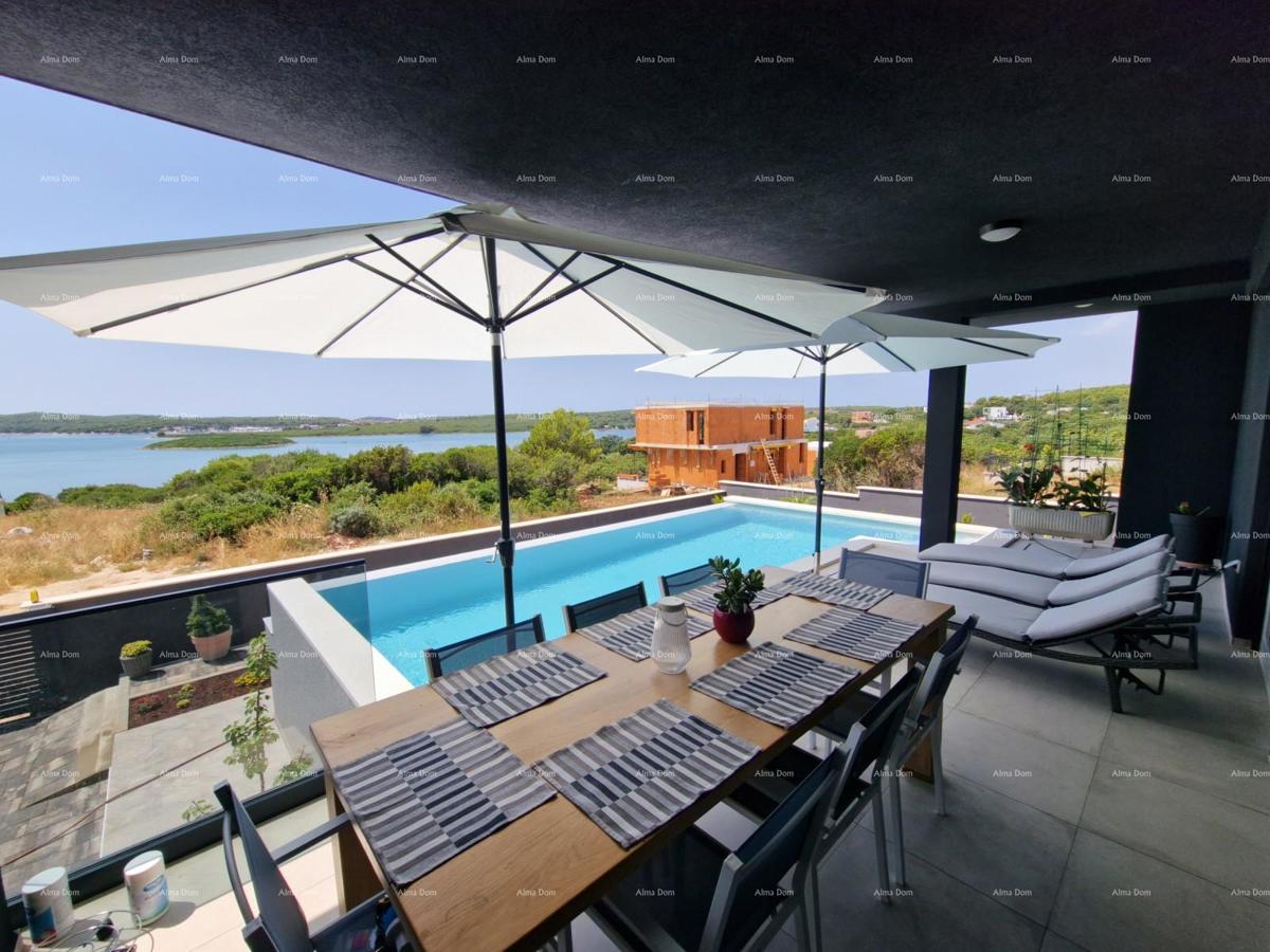 Prodaja luksuzne vile v Medulinu – 100 m od morja