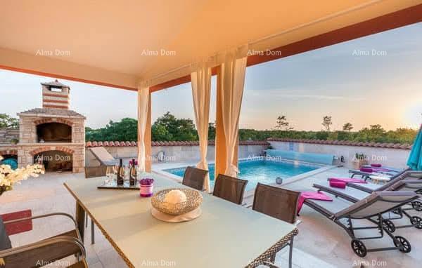 Čudovita hiša z bazenom, obdana z zelenjem!