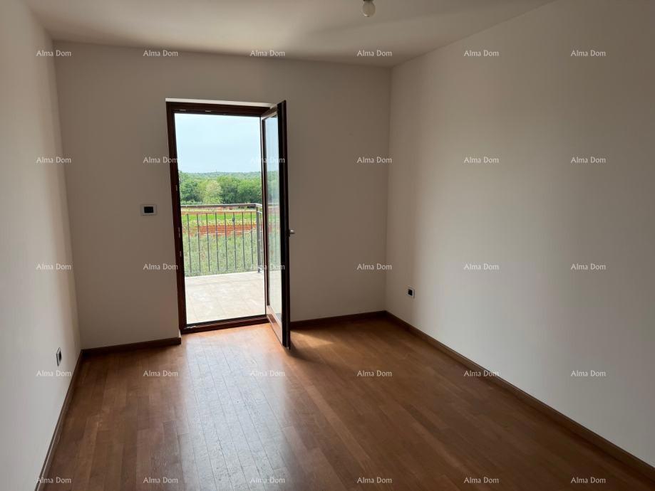 Prediven dvoetažni stan s bazenom i terasom v Bujah