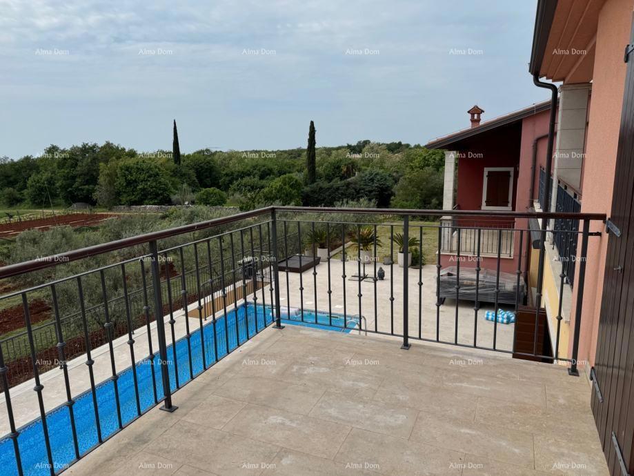 Prediven dvoetažni stan s bazenom i terasom v Bujah