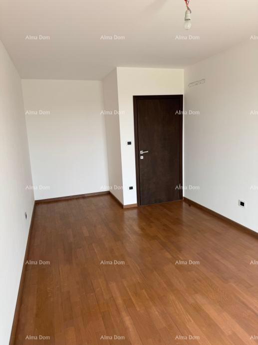 Prediven dvoetažni stan s bazenom i terasom v Bujah