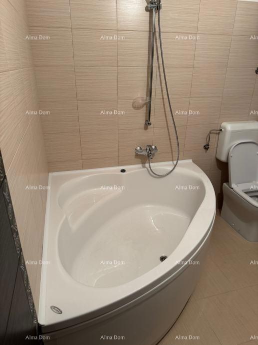 Prediven dvoetažni stan s bazenom i terasom v Bujah