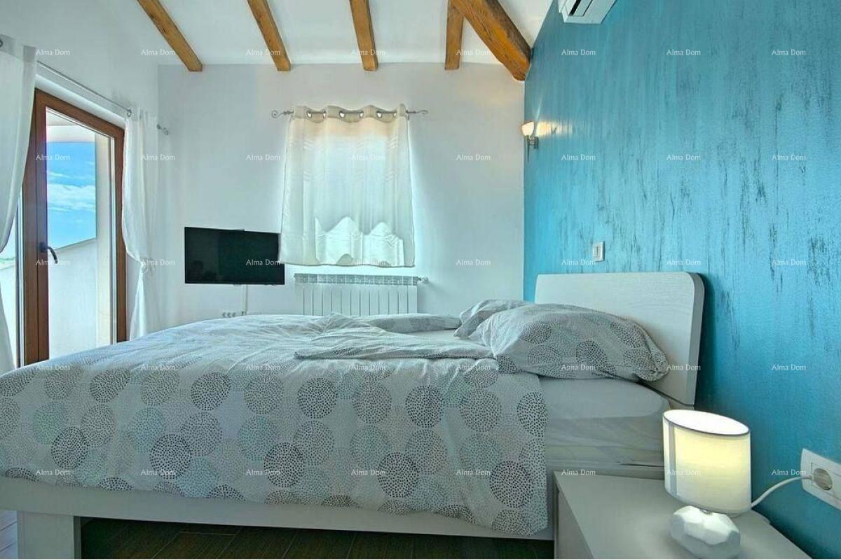 V bližini Novigrada nova hiša z bazenom.