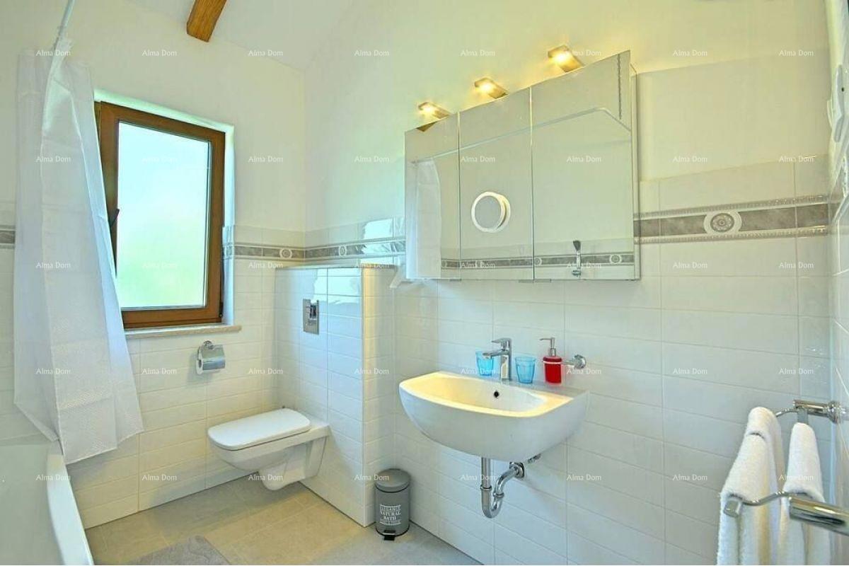 V bližini Novigrada nova hiša z bazenom.