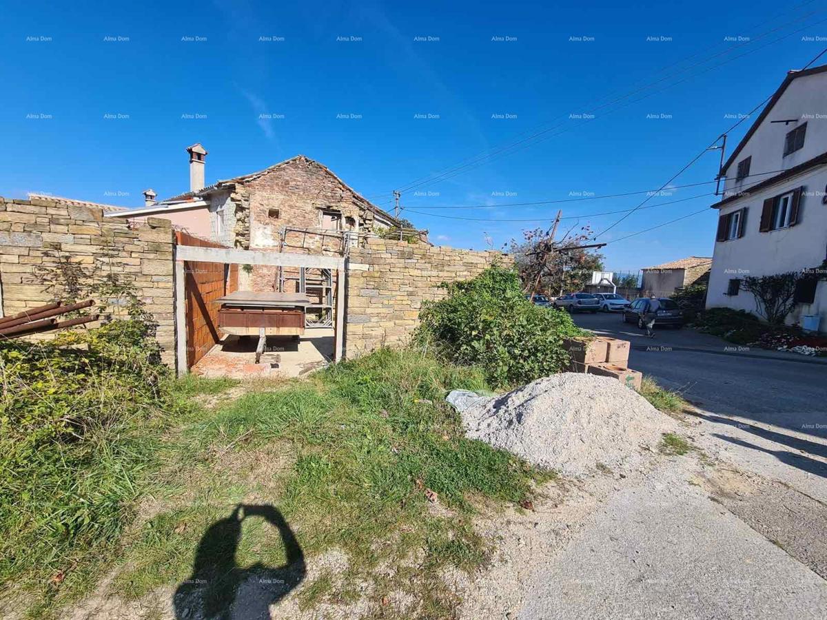 Kamena hiša z dvoriščem in začetno prenovo – okolica Pazina