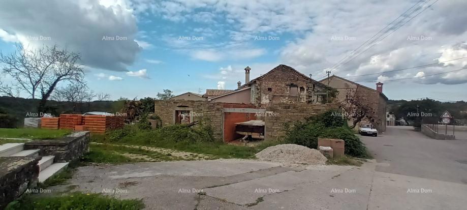 Kamena hiša z dvoriščem in začetno prenovo – okolica Pazina