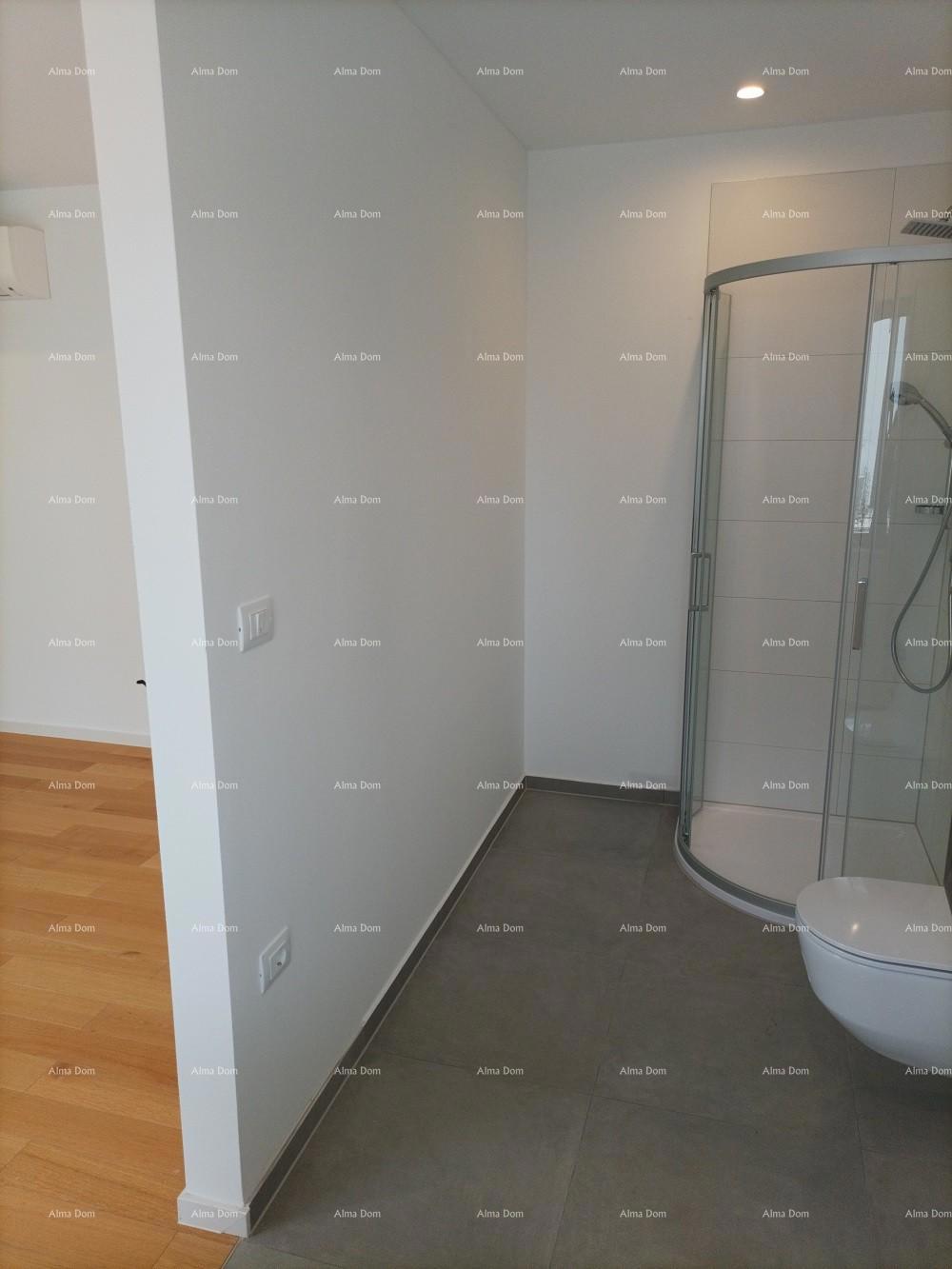 Moderna počitniška vila v zaprtem kompleksu z vilami na morski obali.