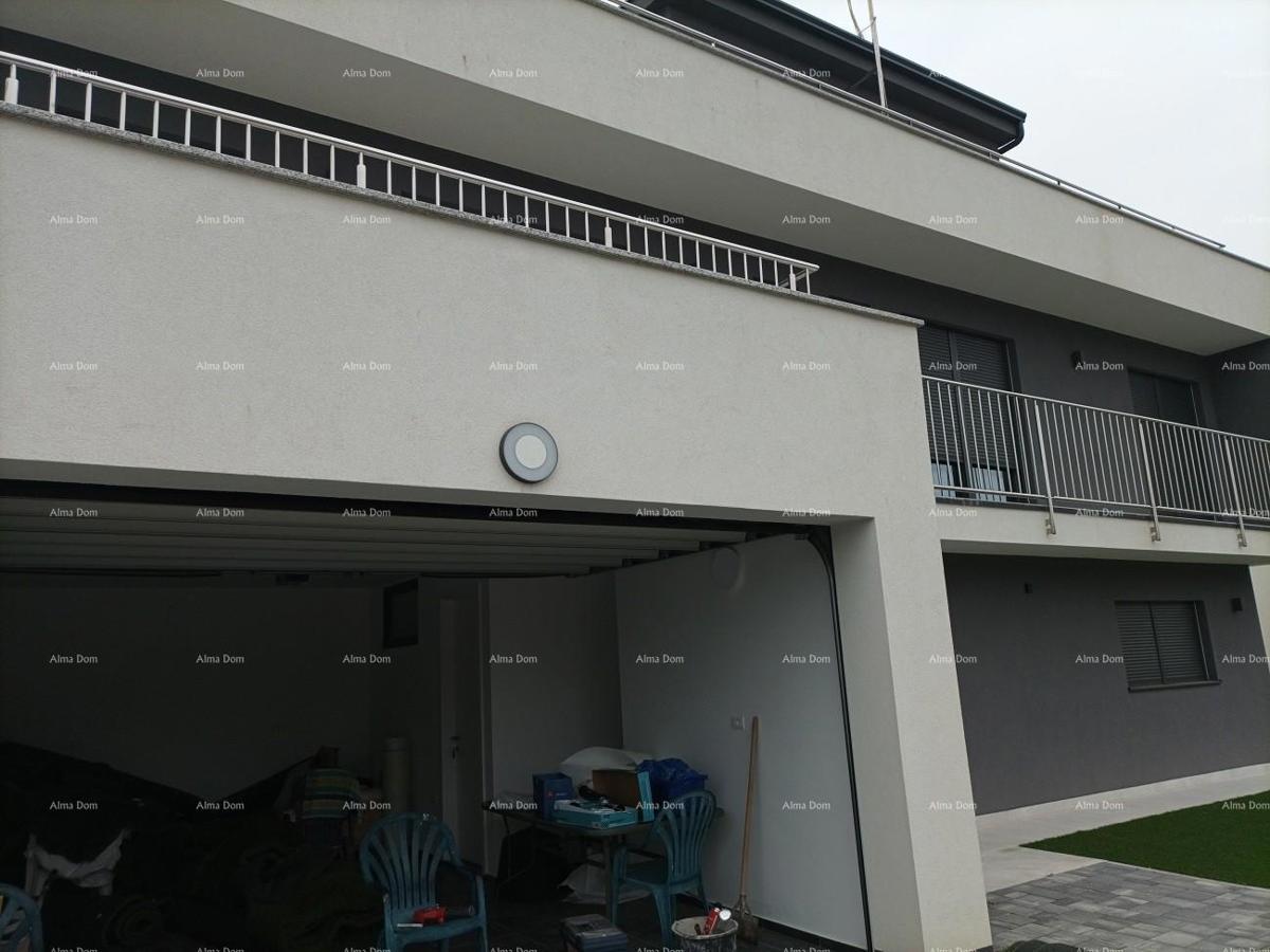 Moderna počitniška vila v zaprtem kompleksu z vilami na morski obali.