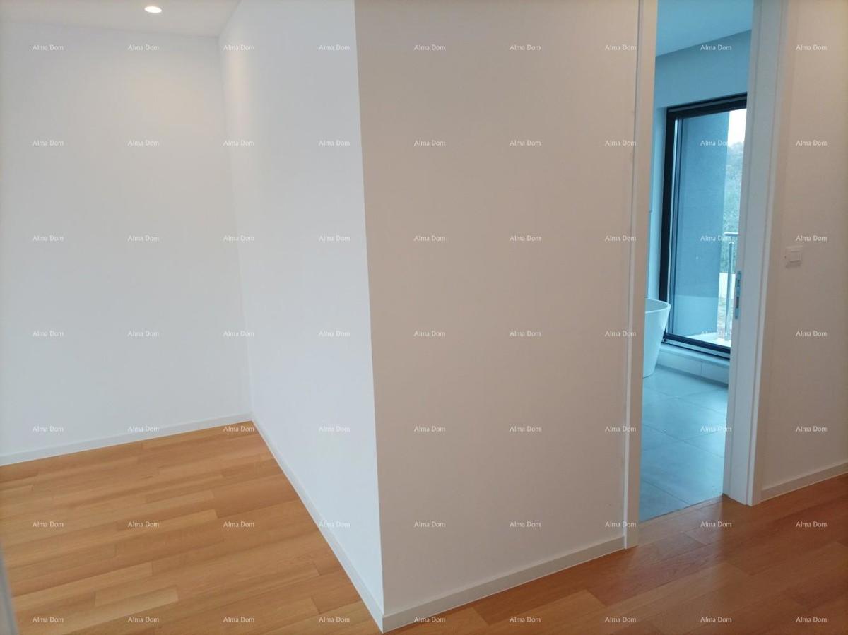 Moderna počitniška vila v zaprtem kompleksu z vilami na morski obali.