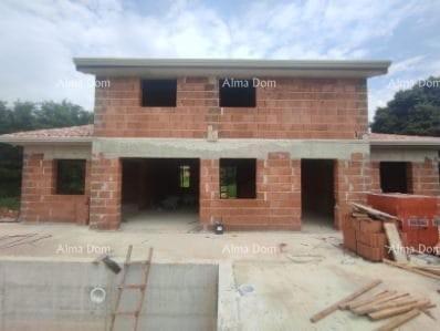 TINJAN – Hiša v gradnji s bazenom in veliko parcelo v srcu Istre