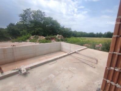 TINJAN – Hiša v gradnji s bazenom in veliko parcelo v srcu Istre