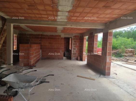 TINJAN – Hiša v gradnji s bazenom in veliko parcelo v srcu Istre