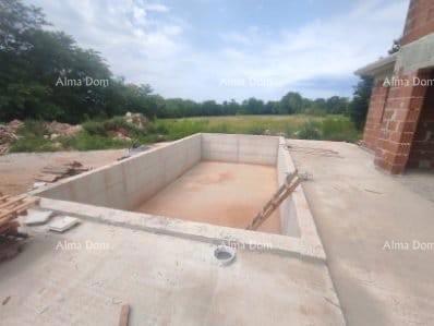 TINJAN – Hiša v gradnji s bazenom in veliko parcelo v srcu Istre