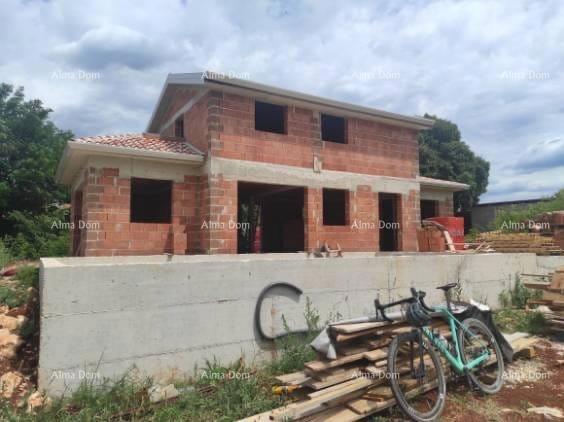 TINJAN – Hiša v gradnji s bazenom in veliko parcelo v srcu Istre