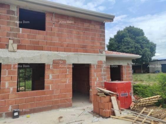 TINJAN – Hiša v gradnji s bazenom in veliko parcelo v srcu Istre