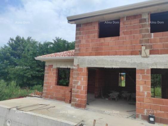 TINJAN – Hiša v gradnji s bazenom in veliko parcelo v srcu Istre