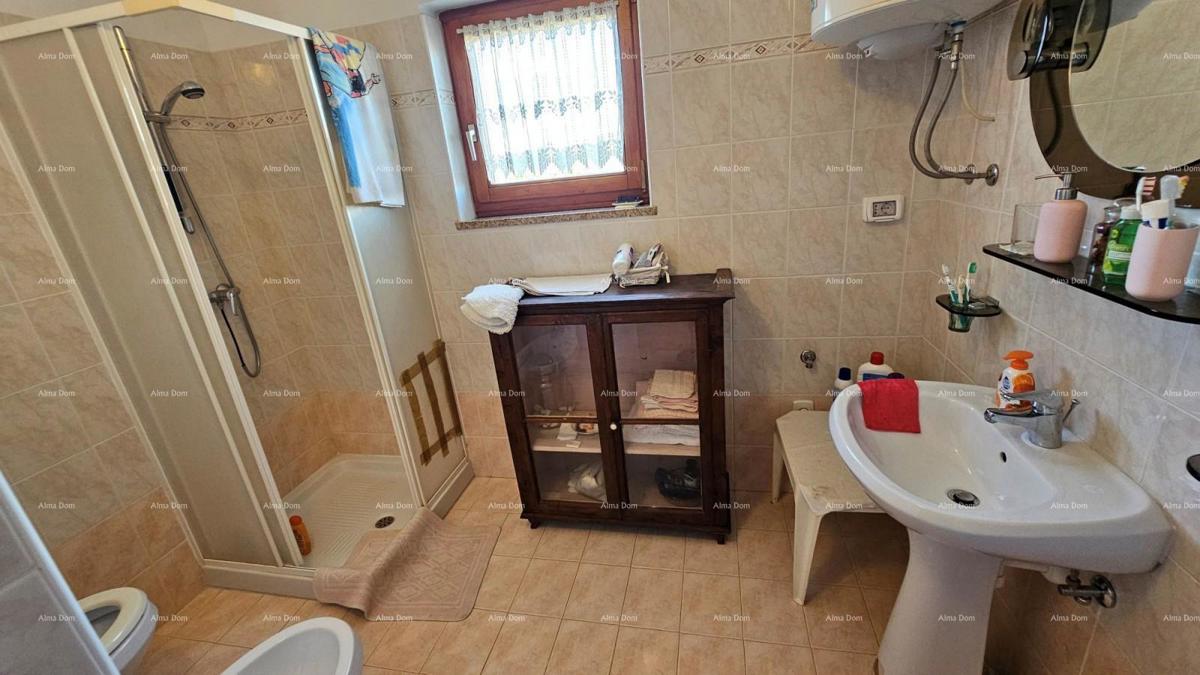 Prodaja - avtentična kamnita hiša z 2 pomožnima objektoma in prostornim dvoriščem, Brtonigla!