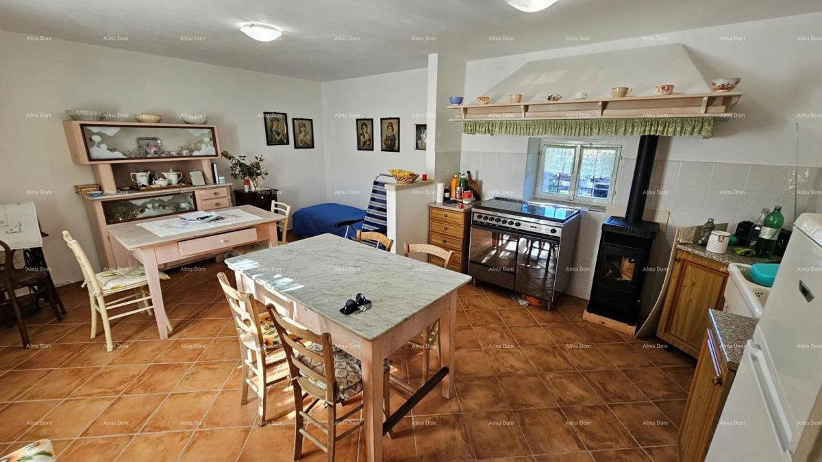 Prodaja - avtentična kamnita hiša z 2 pomožnima objektoma in prostornim dvoriščem, Brtonigla!