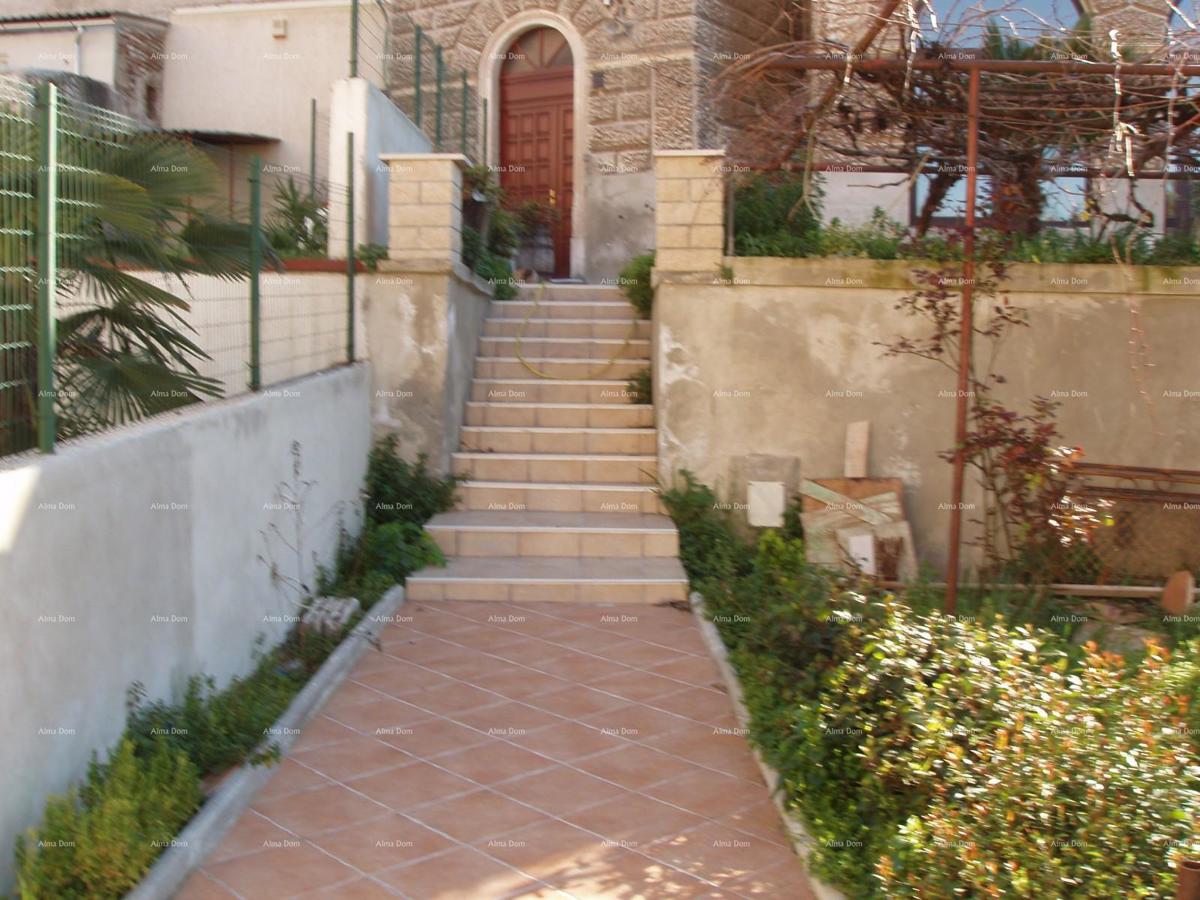 Pula. Hiša s poslovnim prostorom in garažo!