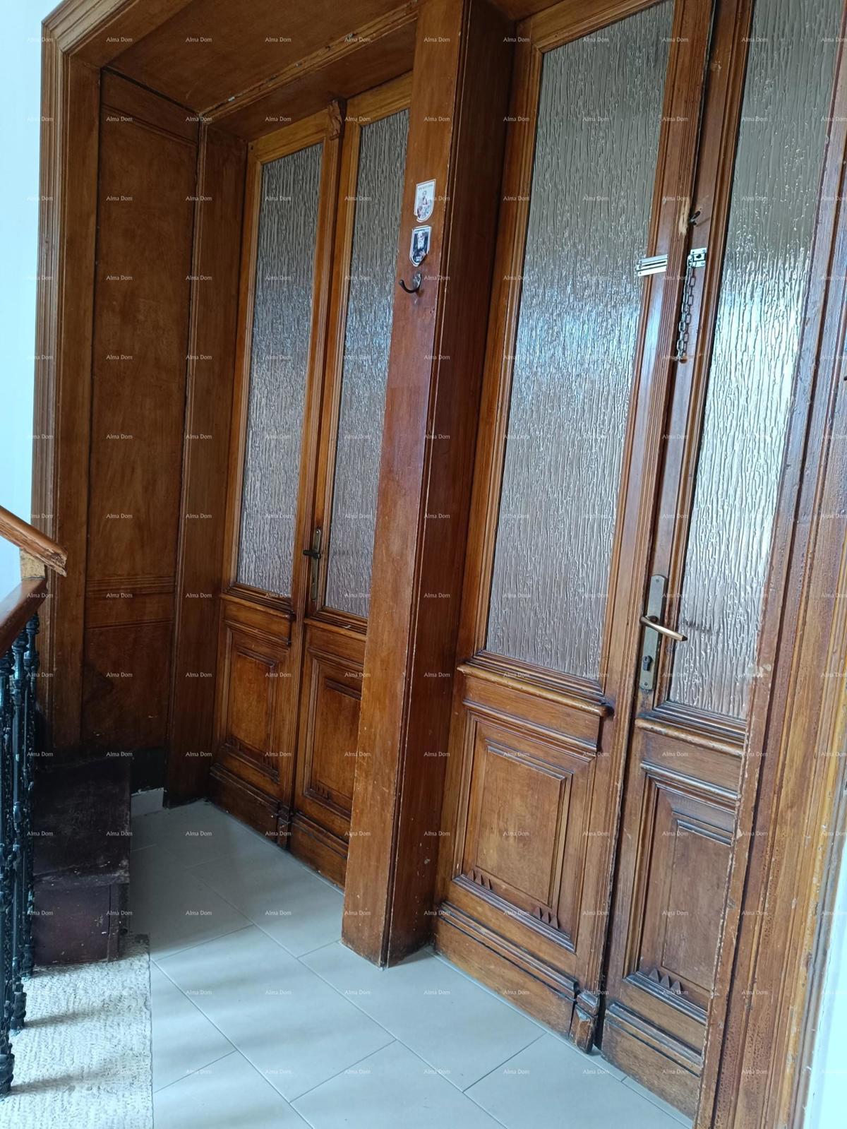 Pula. Hiša s poslovnim prostorom in garažo!