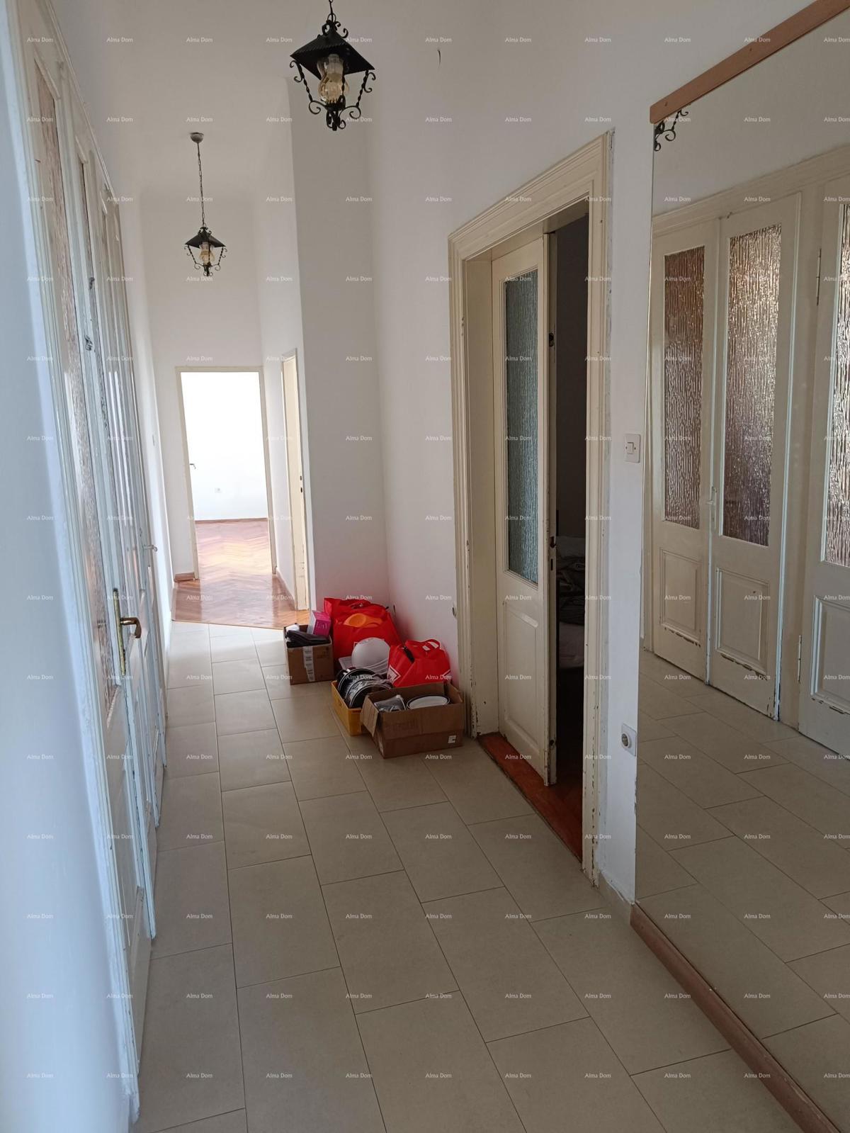 Pula. Hiša s poslovnim prostorom in garažo!