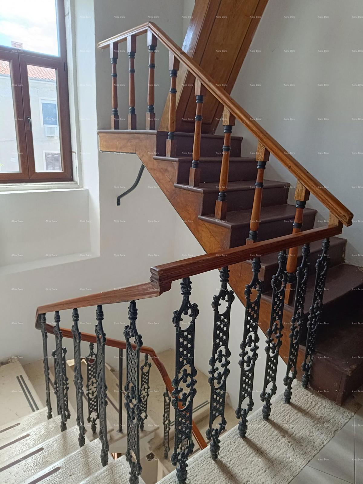 Pula. Hiša s poslovnim prostorom in garažo!