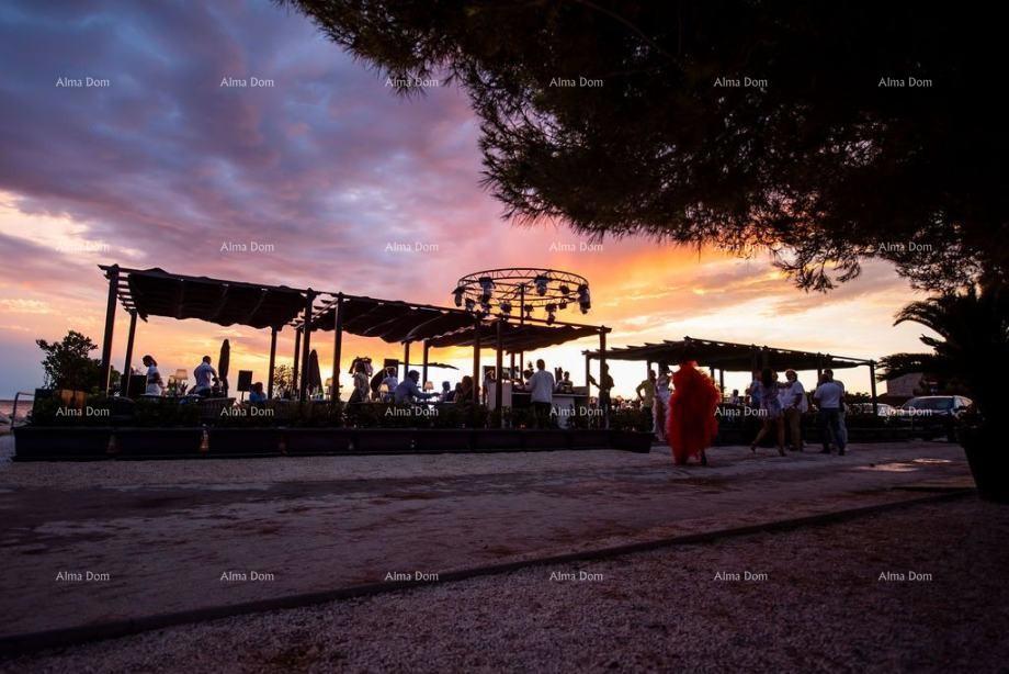 ROVINJ, Prodaja uhodanega restavracije ob morju (najem prostora)