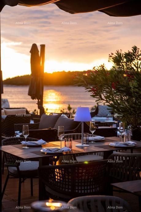 ROVINJ, Prodaja uhodanega restavracije ob morju (najem prostora)