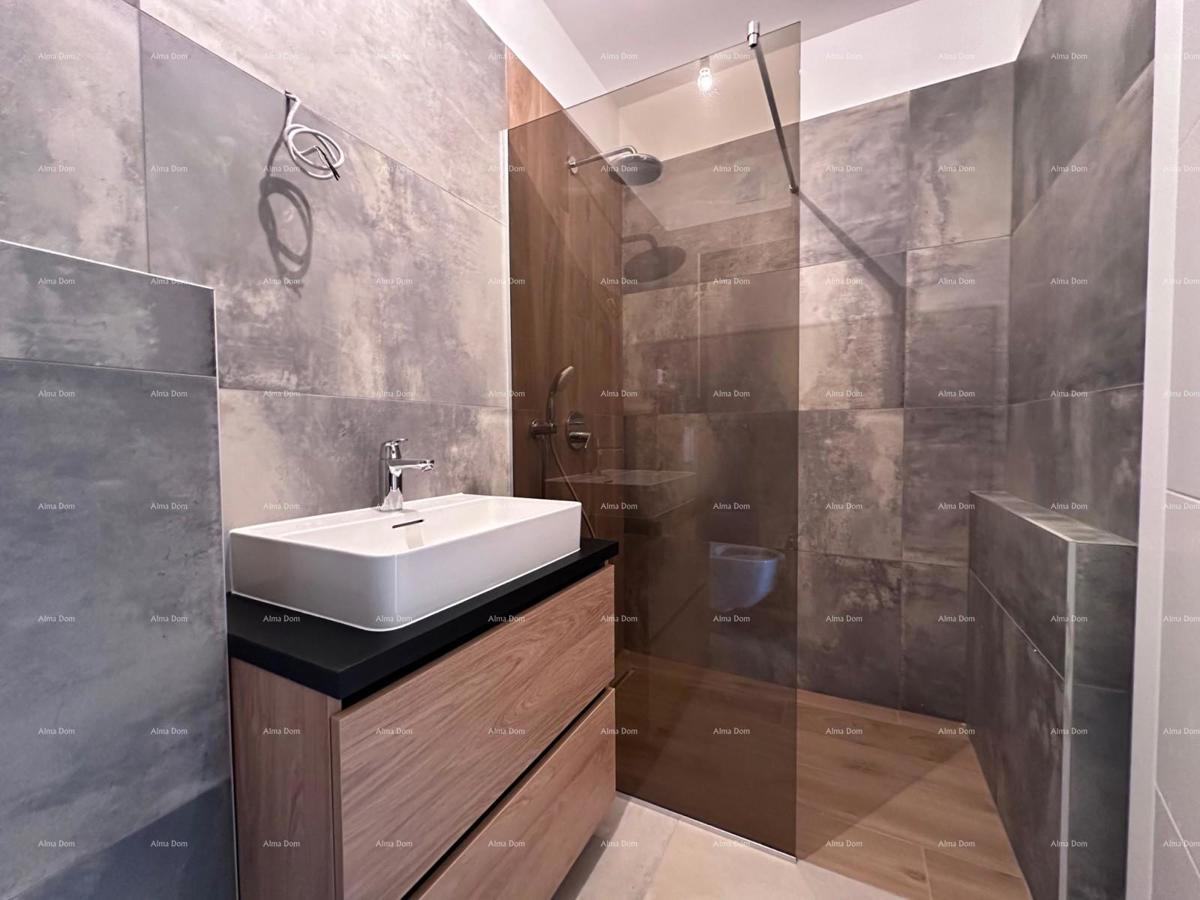 Banjol!  Trisobno stanovanje z bazenom