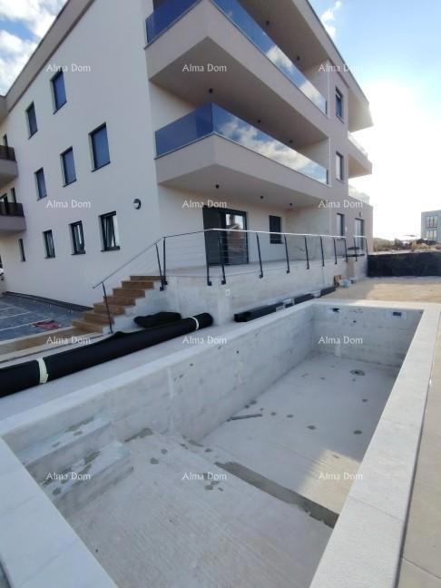 Banjol!  Trisobno stanovanje z bazenom