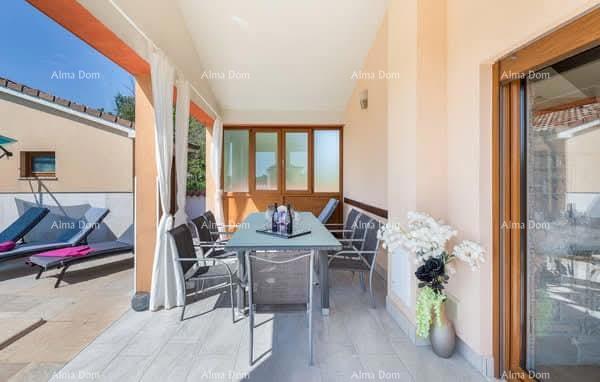 Čudovita hiša z bazenom, obdana z zelenjem!