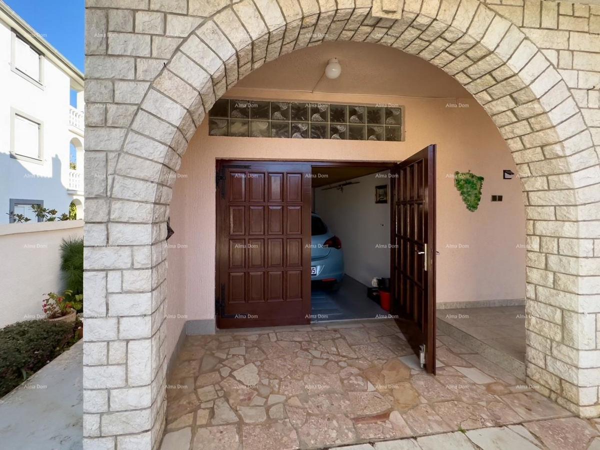 Velika hiša s 4 stanovi - Peščena uvala!