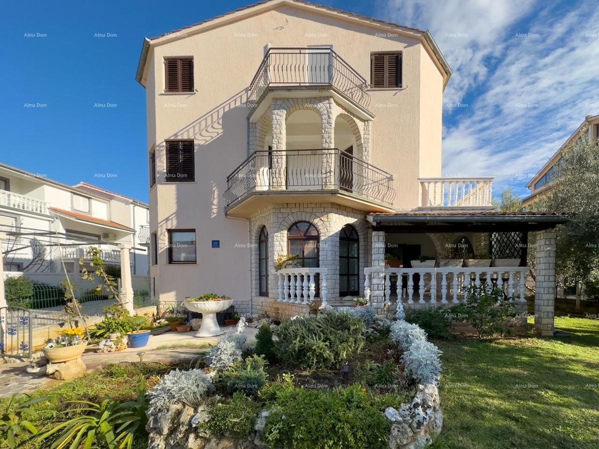 Velika hiša s 4 stanovi - Peščena uvala!