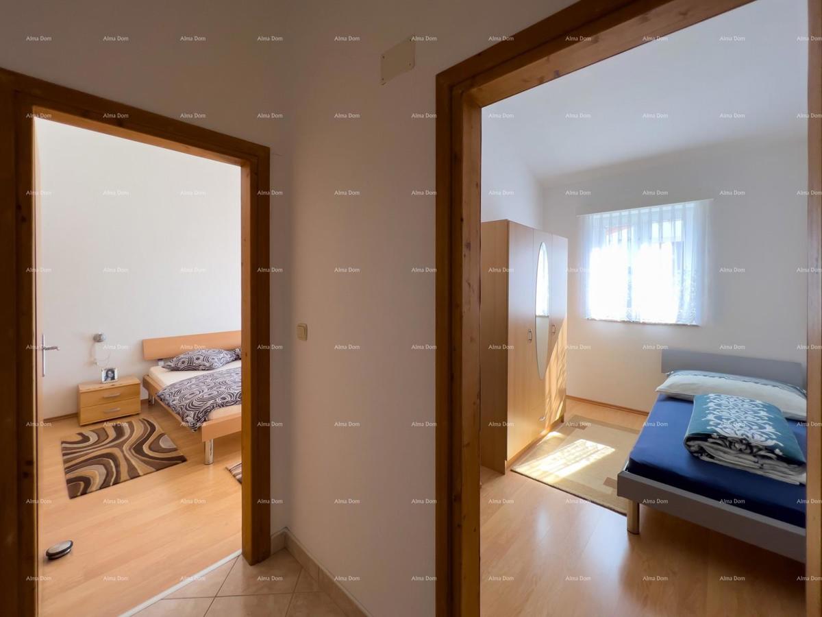 Hiša, blizu obvoznice.