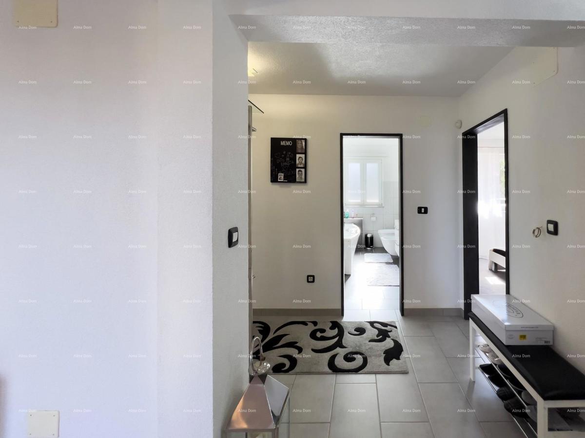 Hiša, blizu obvoznice.