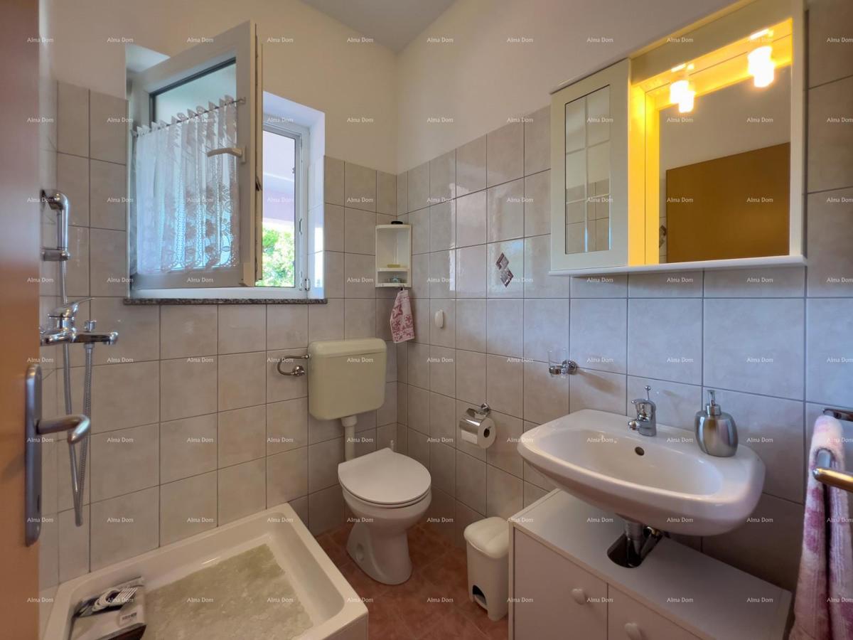 Hiša, blizu obvoznice.