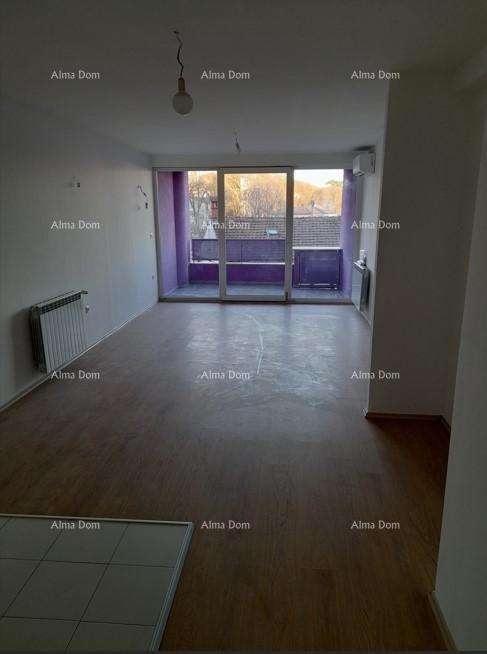 Vrhunska lokacija! Prodaja stan s garažnim parkirnim mestom v neposredni bližini centra mesta, Pula!