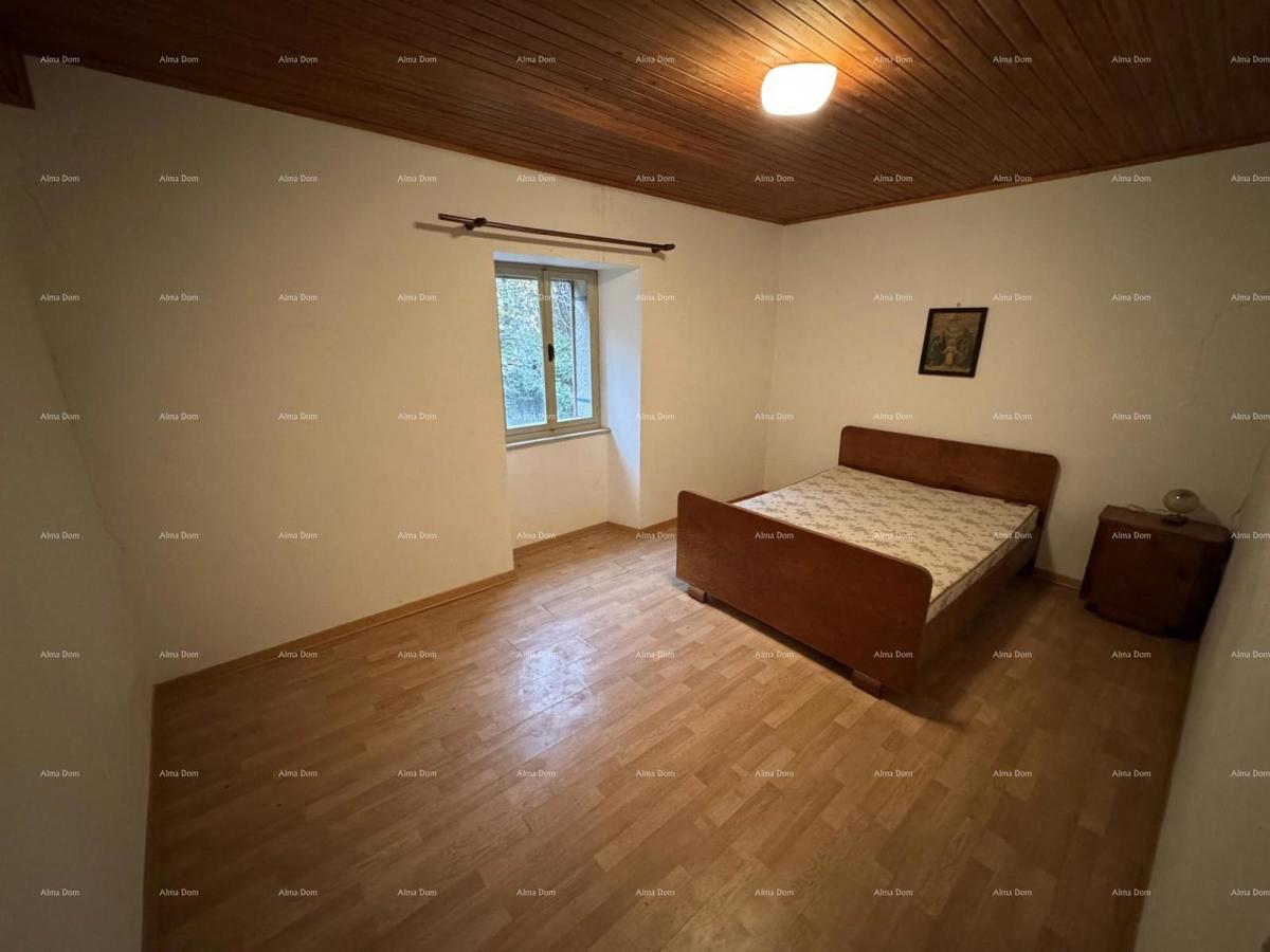 Prodaja - kamena istarska hiša z gradbenim zemljiščem, v manjšem kraju, blizu Buzeta!