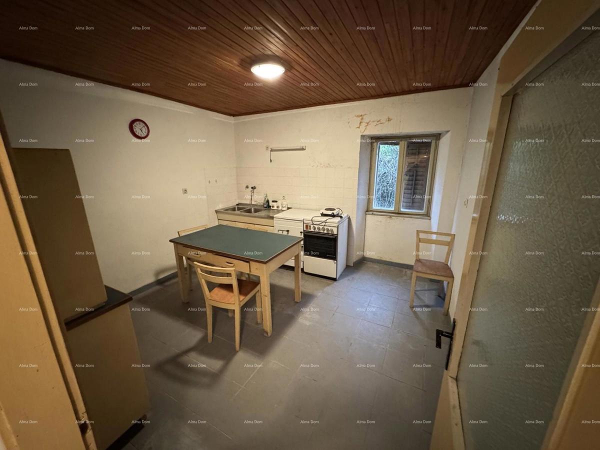 Prodaja - kamena istarska hiša z gradbenim zemljiščem, v manjšem kraju, blizu Buzeta!