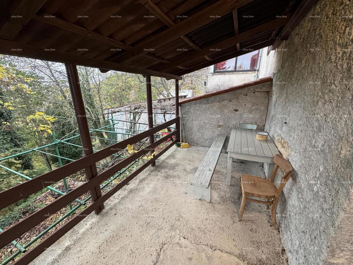 Prodaja - kamena istarska hiša z gradbenim zemljiščem, v manjšem kraju, blizu Buzeta!