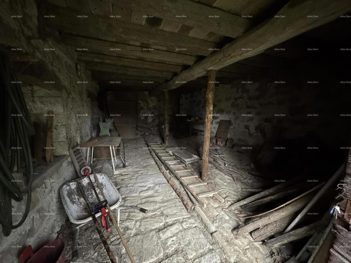 Prodaja - kamena istarska hiša z gradbenim zemljiščem, v manjšem kraju, blizu Buzeta!