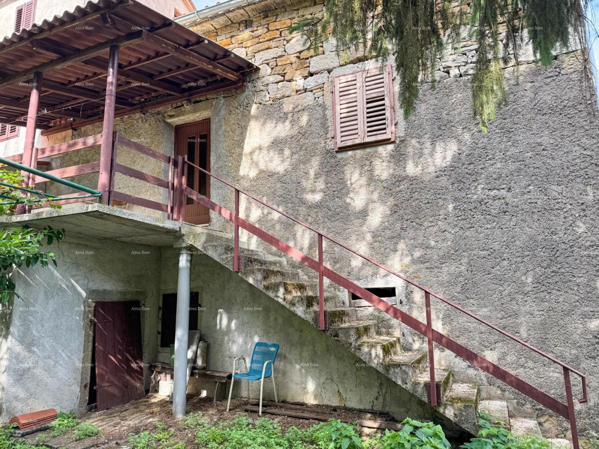 Prodaja - kamena istarska hiša z gradbenim zemljiščem, v manjšem kraju, blizu Buzeta!