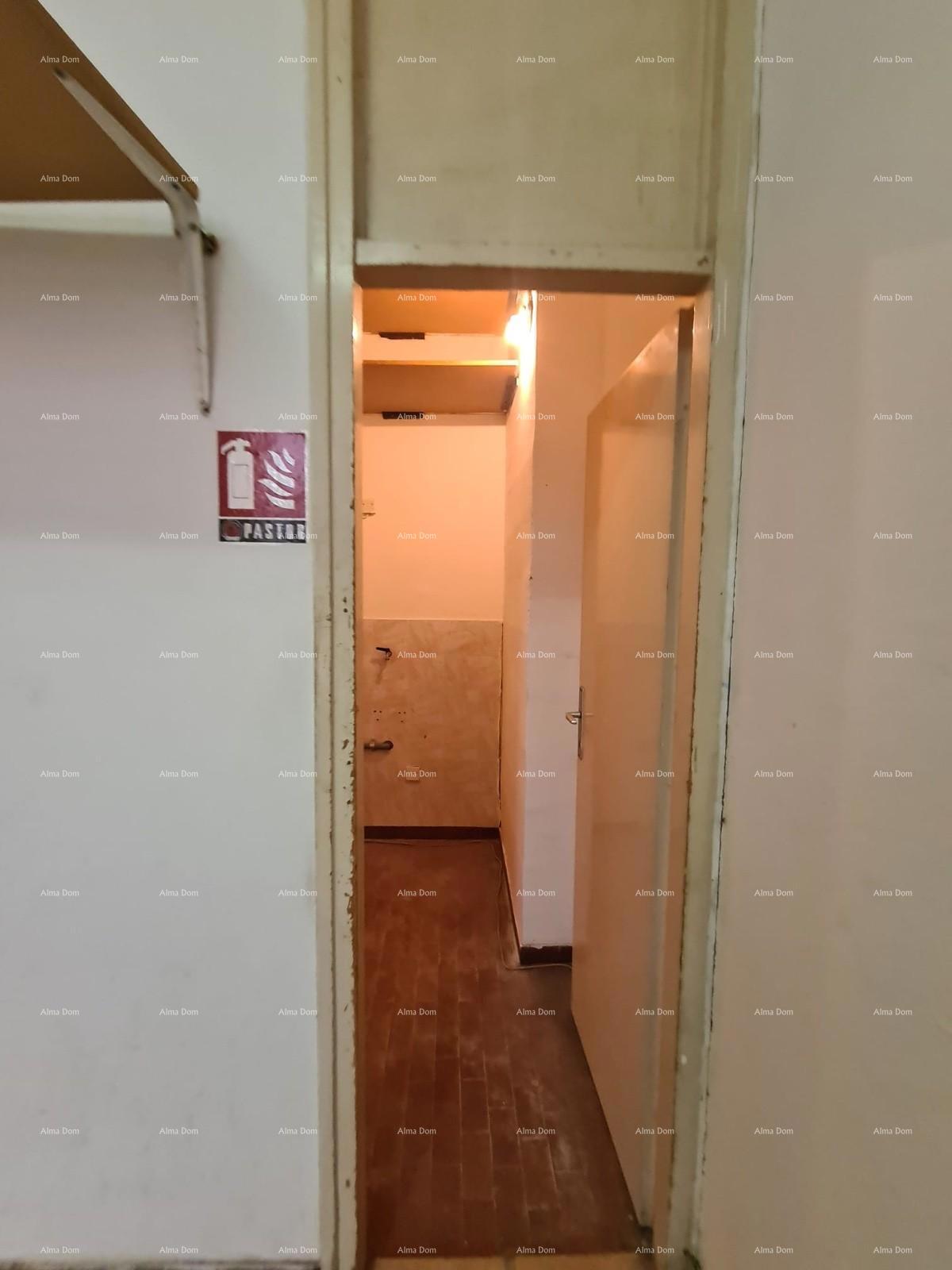 Poslovni prostor na prodajo – Veruda, Pula