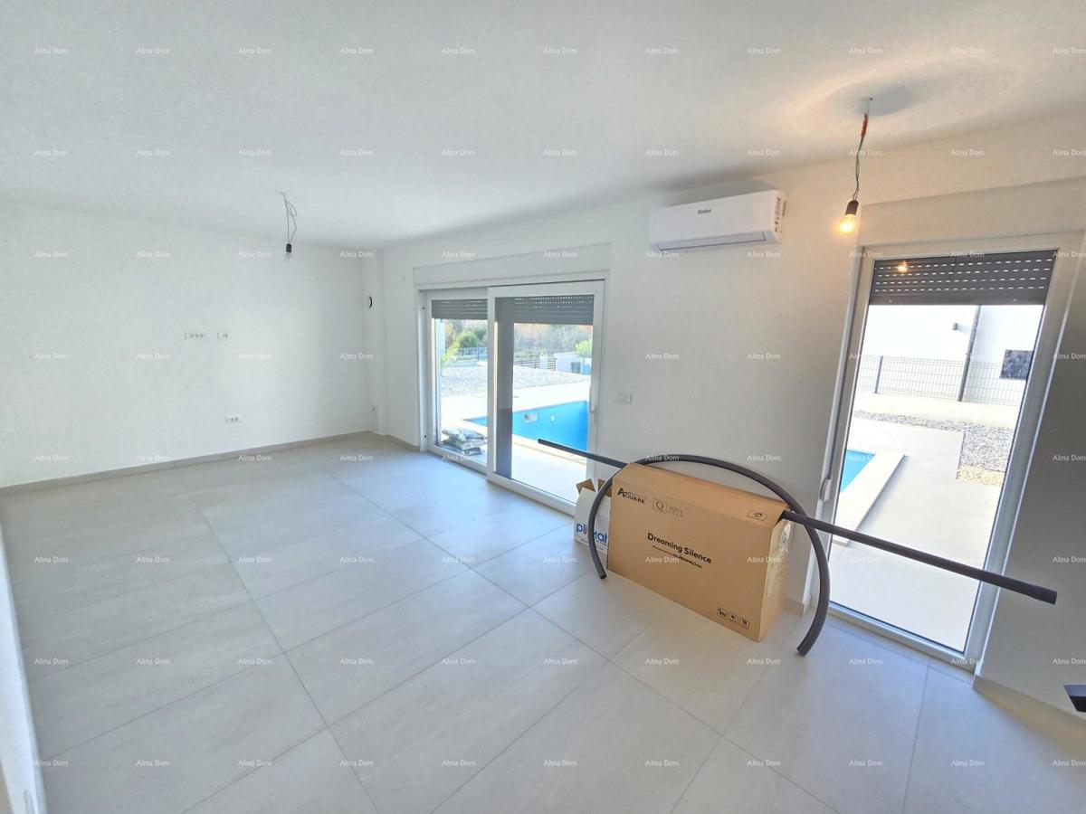 1 km do centra Medulina. Prodaja nove hiše s bazenom na odlični lokaciji, blizu morja!