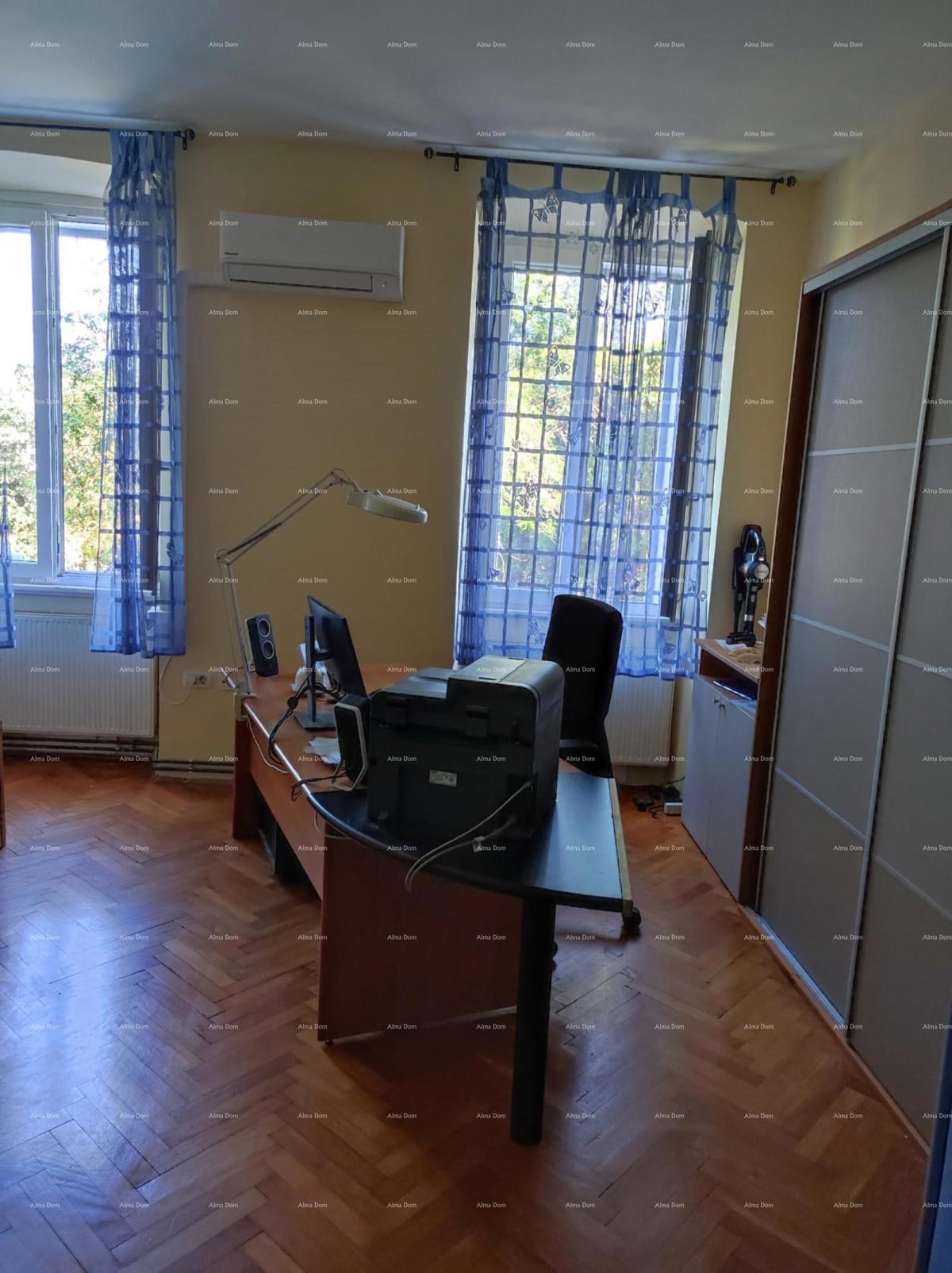 Prostran trosobni stan površine 81 m², Pula Veruda