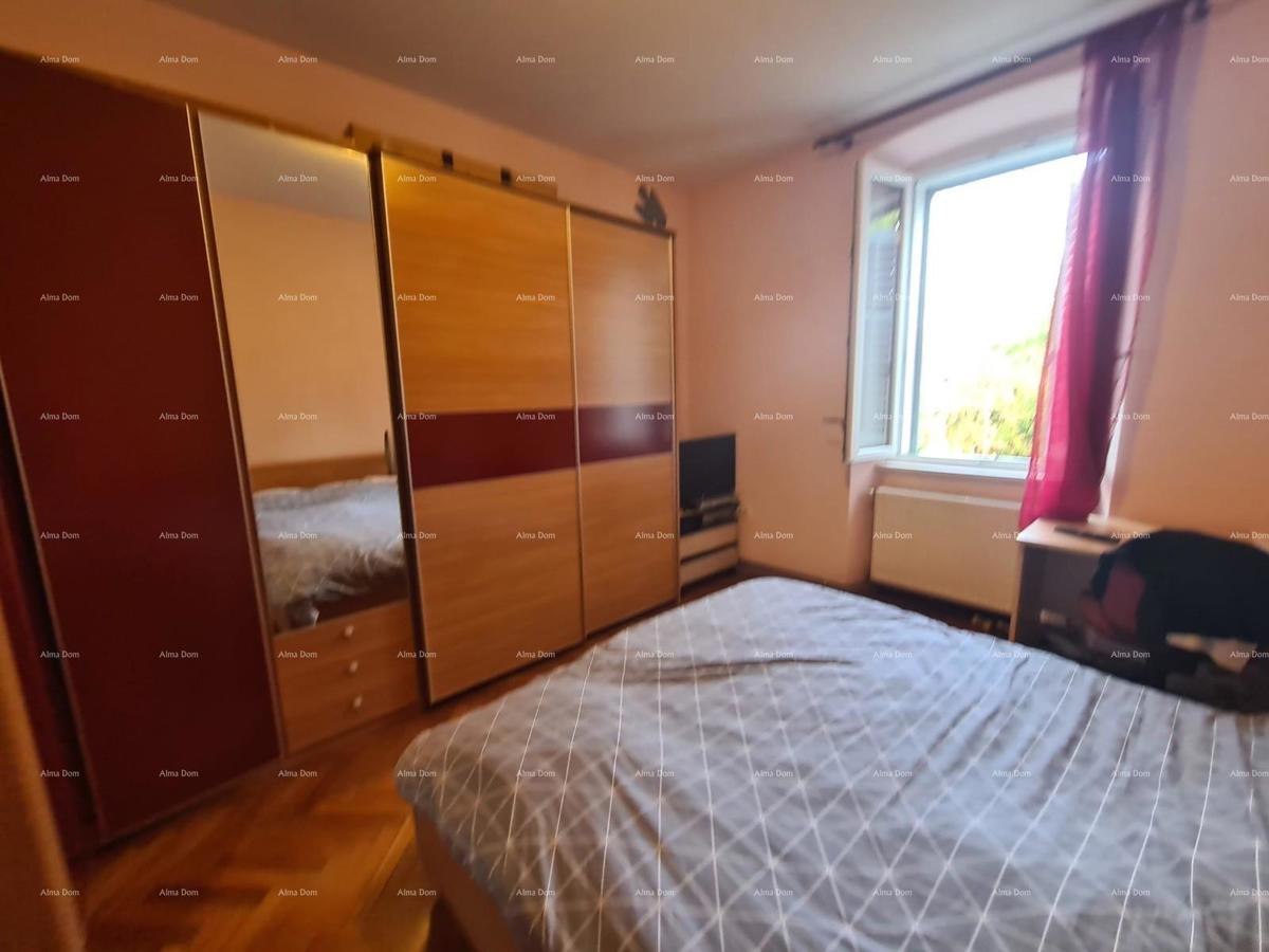 Prostran trosobni stan površine 81 m², Pula Veruda