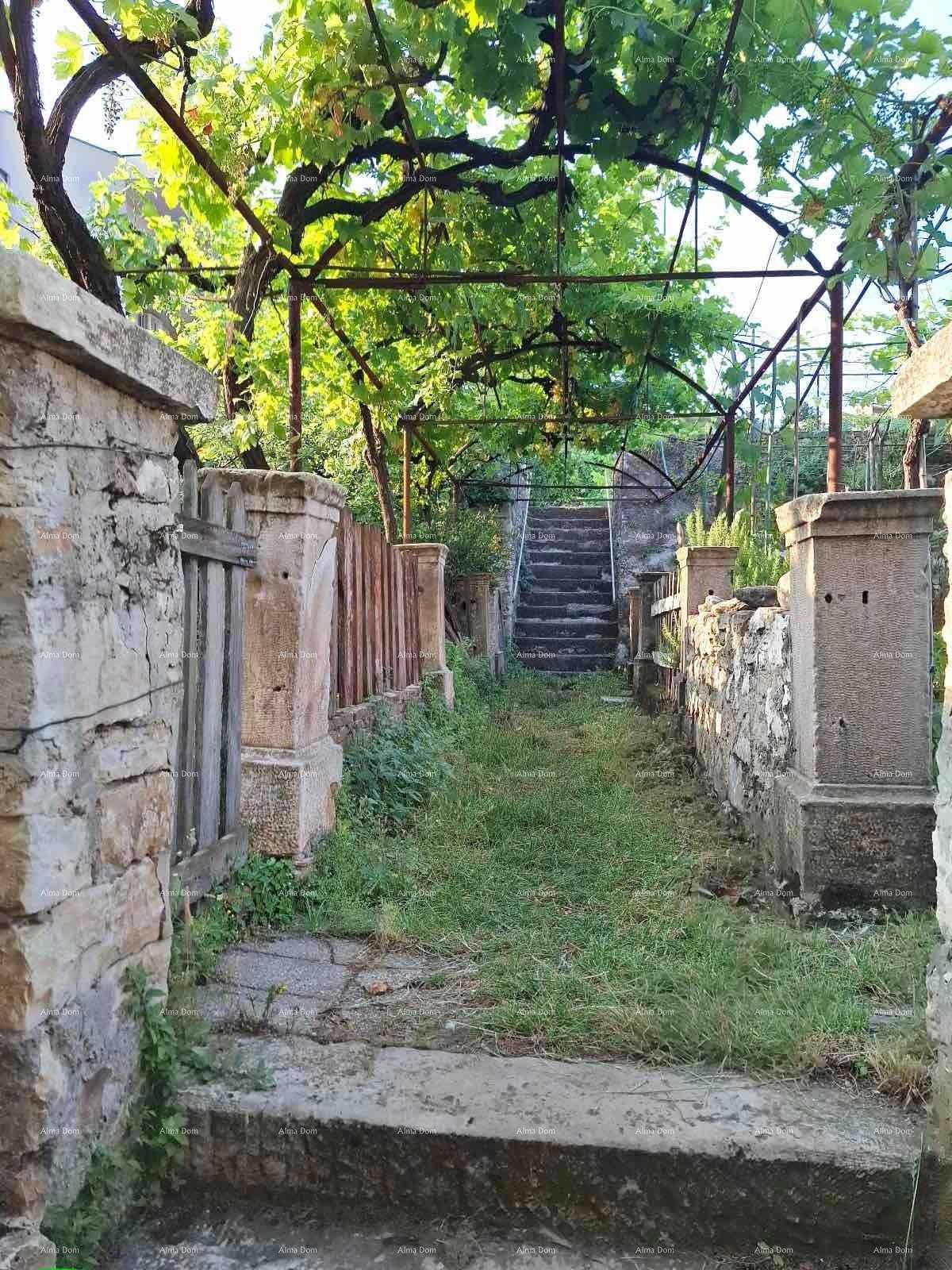 Prostran trosobni stan površine 81 m², Pula Veruda