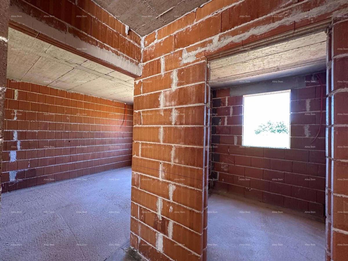 Nov projekt, Barbariga! Pritlično stanovanje z vrtom in parkiriščem, 500 m od morja