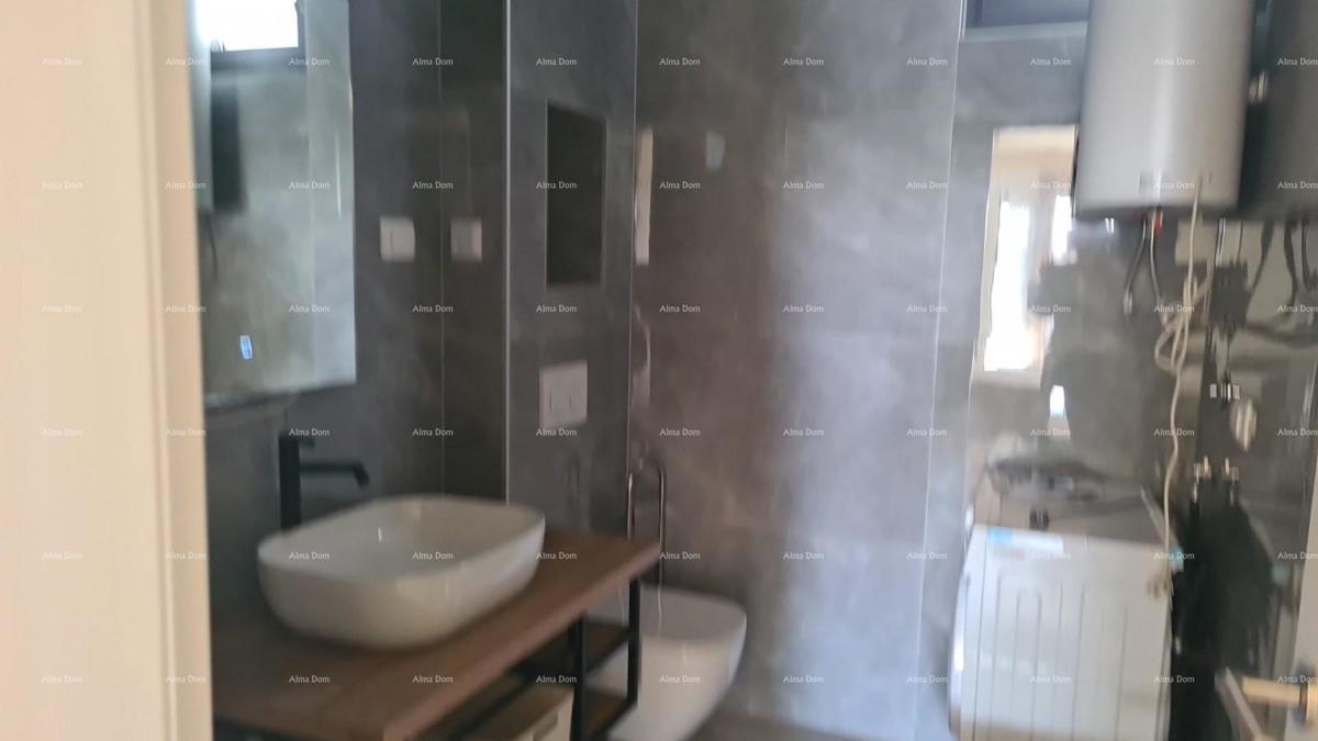 Moderen apartma v bloku F, z dvema parkirnima mestoma in shrambo, v bližini Umaga! F2