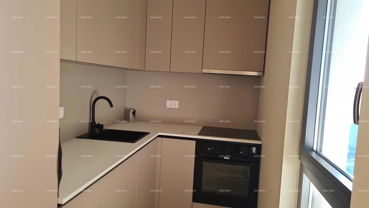 Moderen apartma v bloku F, z dvema parkirnima mestoma in shrambo, v bližini Umaga! F2